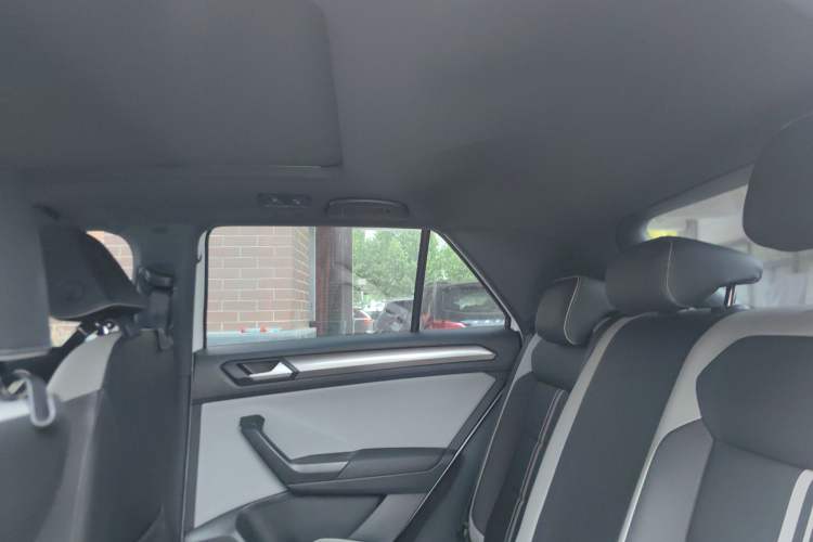 Used Volkswagen T-ROC 2023 300TSI DSG Two-Wheel-Drive Chen Guang Edition Interior 2