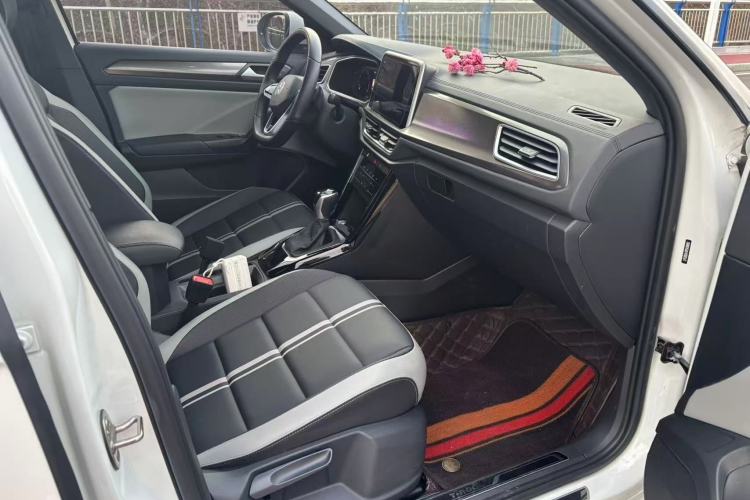 Used Volkswagen T-ROC 2023 300TSI DSG Two-Wheel-Drive Chen Guang Edition Interior 2