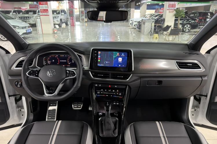 Used Volkswagen T-ROC 2023 300TSI DSG Two-Wheel-Drive Chen Guang Edition Interior 2