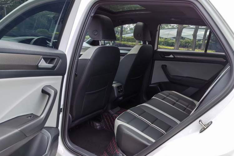 Used Volkswagen T-ROC 2023 300TSI DSG Two-Wheel-Drive Chen Guang Edition Interior 3