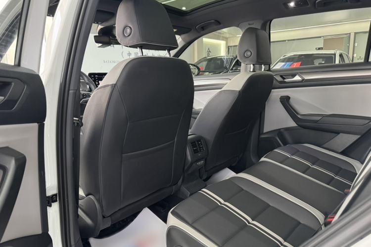 Used Volkswagen T-ROC 2023 300TSI DSG Two-Wheel-Drive Chen Guang Edition Interior 3