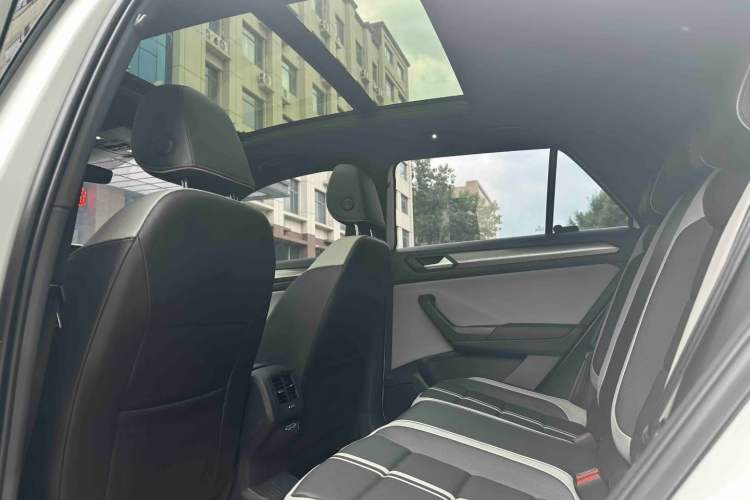 Used Volkswagen T-ROC 2023 300TSI DSG Two-Wheel-Drive Chen Guang Edition Interior 3