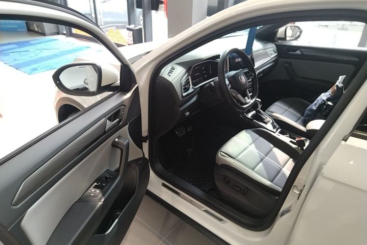 Used Volkswagen T-ROC 2023 300TSI DSG Two-Wheel-Drive Chen Guang Edition Interior 3
