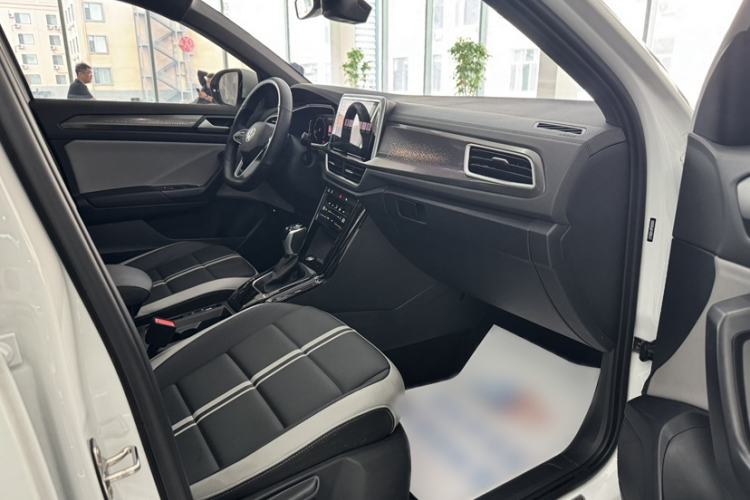 Used Volkswagen T-ROC 2023 300TSI DSG Two-Wheel-Drive Chen Guang Edition Interior 4