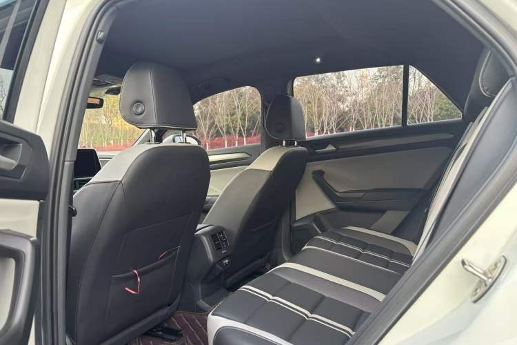 Used Volkswagen T-ROC 2023 300TSI DSG Two-Wheel-Drive Chen Guang Edition Interior 4