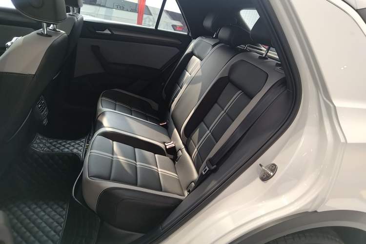Used Volkswagen T-ROC 2023 300TSI DSG Two-Wheel-Drive Chen Guang Edition Interior 4