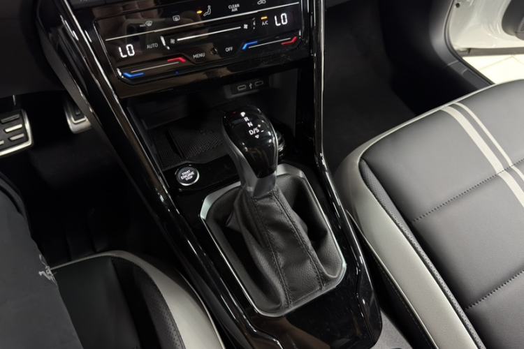 Used Volkswagen T-ROC 2023 300TSI DSG Two-Wheel-Drive Chen Guang Edition Interior 6