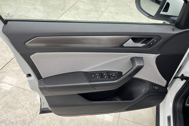 Used Volkswagen T-ROC 2023 300TSI DSG Two-Wheel Drive Starlight Edition Interior 7