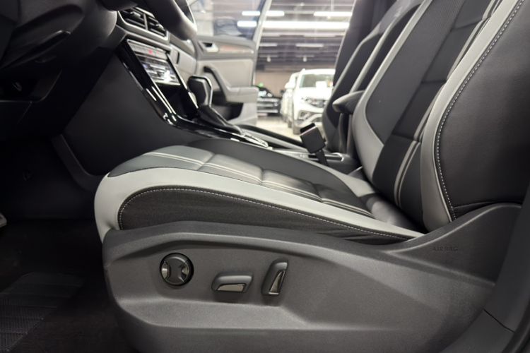 Used Volkswagen T-ROC 2023 300TSI DSG Two-Wheel-Drive Chen Guang Edition Interior 7