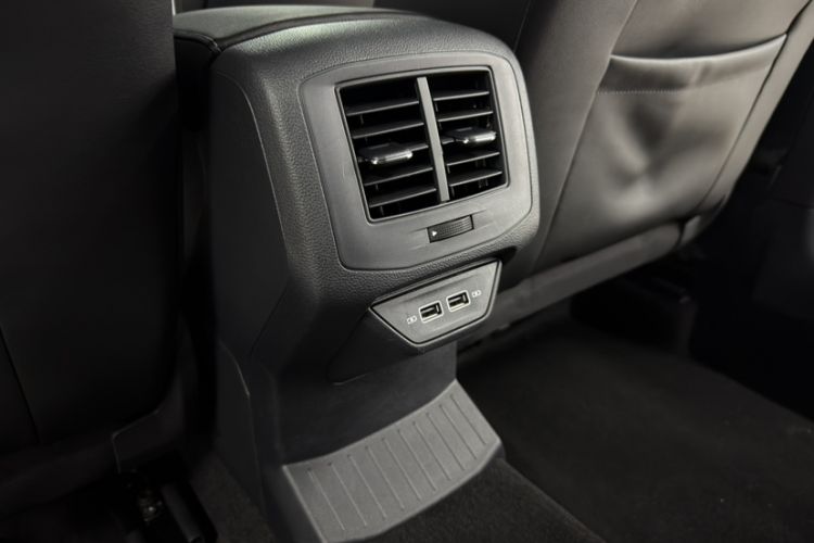 Used Volkswagen T-ROC 2023 300TSI DSG Two-Wheel-Drive Chen Guang Edition Interior 9