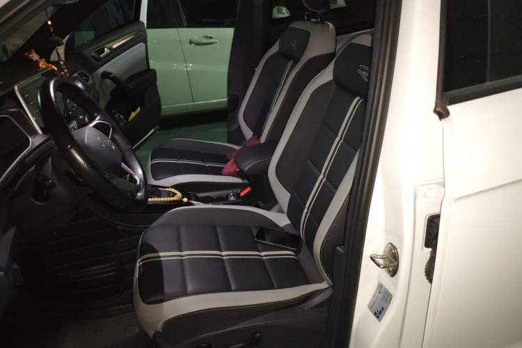 Used Volkswagen T-ROC 2023 300TSI DSG Two-Wheel-Drive Chen Guang Edition Left Front Seat