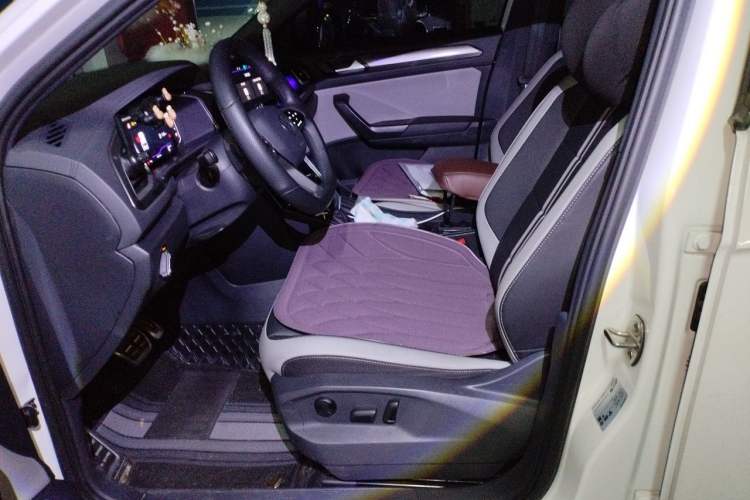 Used Volkswagen T-ROC 2023 300TSI DSG Two-Wheel-Drive Chen Guang Edition Left Front Seat