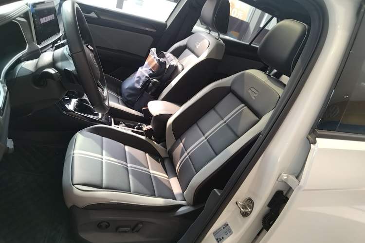 Used Volkswagen T-ROC 2023 300TSI DSG Two-Wheel-Drive Chen Guang Edition Left Front Seat