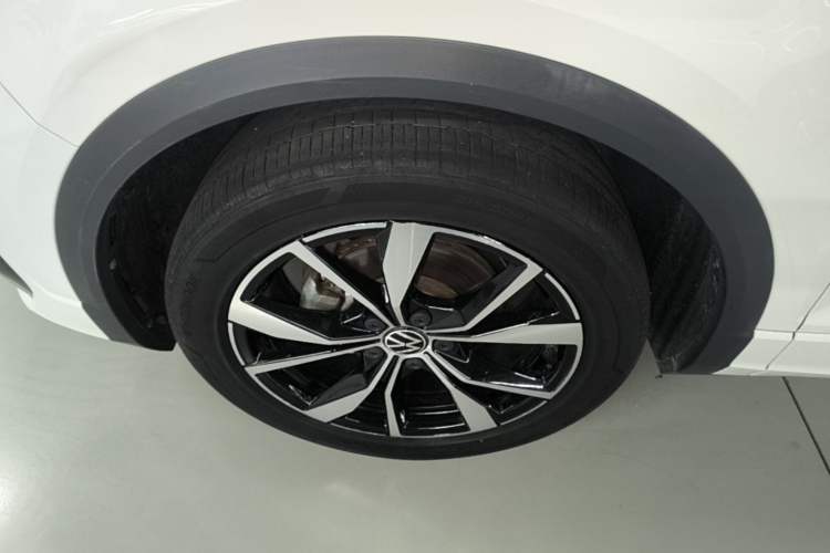 Used Volkswagen T-ROC 2023 300TSI DSG Two-Wheel-Drive Chen Guang Edition Left Front Wheel Hub