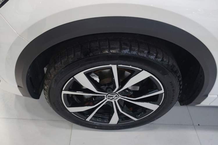 Used Volkswagen T-ROC 2023 300TSI DSG Two-Wheel-Drive Chen Guang Edition Left Front Wheel Hub