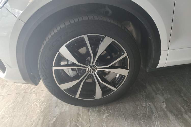 Used Volkswagen T-ROC 2023 300TSI DSG Two-Wheel-Drive Chen Guang Edition Left Front Wheel Hub