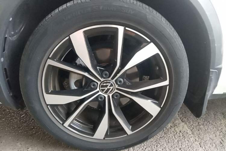 Used Volkswagen T-ROC 2023 300TSI DSG Two-Wheel-Drive Chen Guang Edition Left Front Wheel Hub