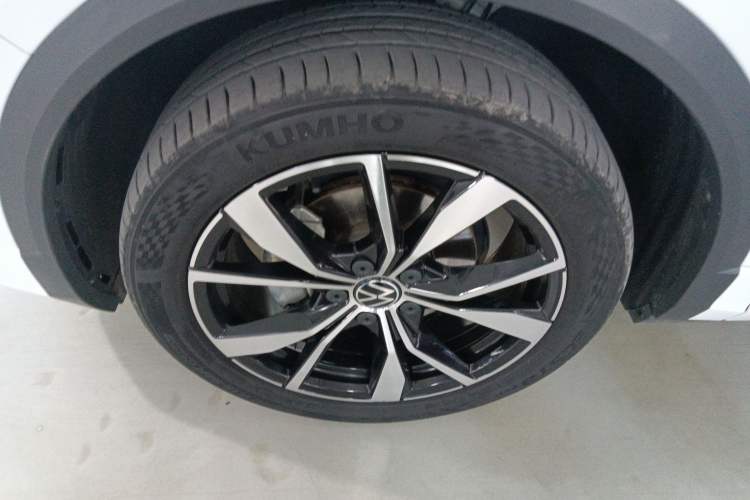 Used Volkswagen T-ROC 2023 300TSI DSG Two-Wheel-Drive Chen Guang Edition Left Front Wheel Hub