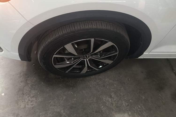 Used Volkswagen T-ROC 2023 300TSI DSG Two-Wheel-Drive Chen Guang Edition Left Front Wheel Hub