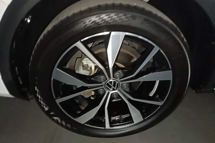 Used Volkswagen T-ROC 2023 300TSI DSG Two-Wheel-Drive Chen Guang Edition Left Front Wheel Hub