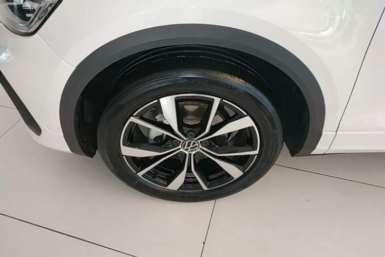 Used Volkswagen T-ROC 2023 300TSI DSG Two-Wheel-Drive Chen Guang Edition Left Front Wheel Hub