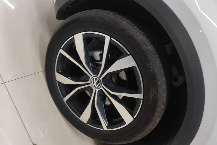 Used Volkswagen T-ROC 2023 300TSI DSG Two-Wheel-Drive Chen Guang Edition Left Front Wheel Hub