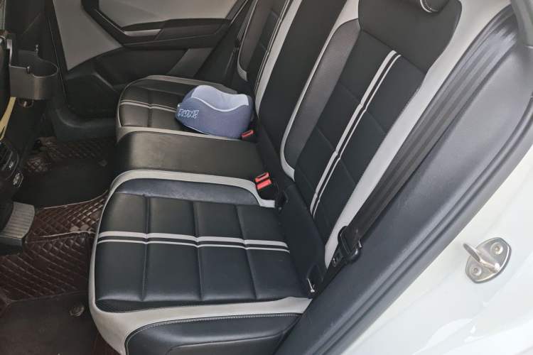 Used Volkswagen T-ROC 2023 300TSI DSG Two-Wheel-Drive Chen Guang Edition Left Rear Seat