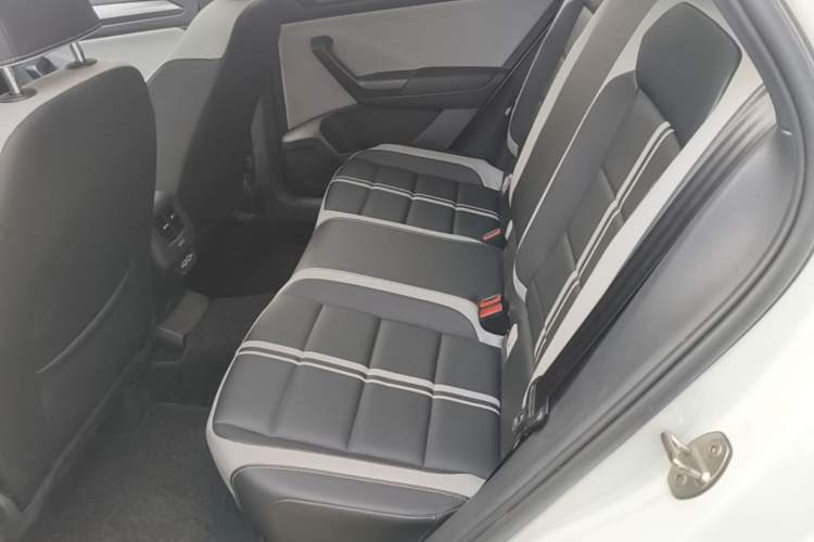 Used Volkswagen T-ROC 2023 300TSI DSG Two-Wheel-Drive Chen Guang Edition Left Rear Seat