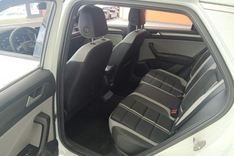 Used Volkswagen T-ROC 2023 300TSI DSG Two-Wheel-Drive Chen Guang Edition Left Rear Seat