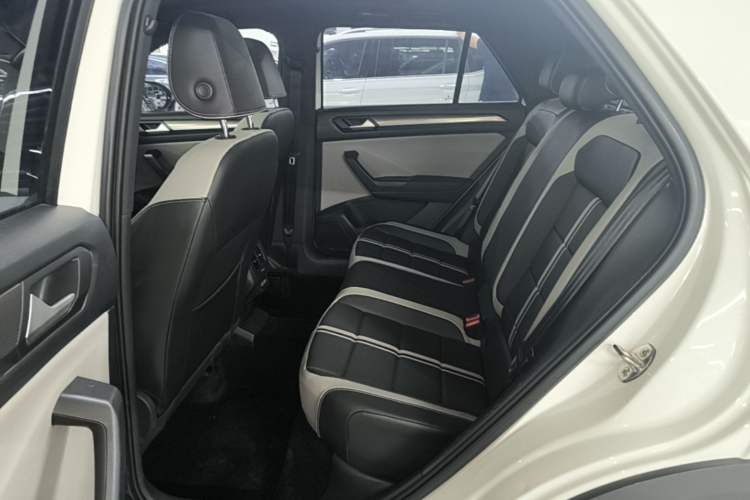 Used Volkswagen T-ROC 2023 300TSI DSG Two-Wheel-Drive Chen Guang Edition Left Rear Seat