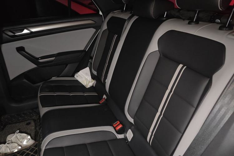 Used Volkswagen T-ROC 2023 300TSI DSG Two-Wheel-Drive Chen Guang Edition Left Rear Seat