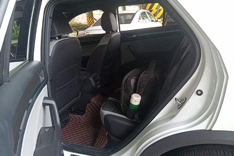 Used Volkswagen T-ROC 2023 300TSI DSG Two-Wheel-Drive Chen Guang Edition Left Rear Seat