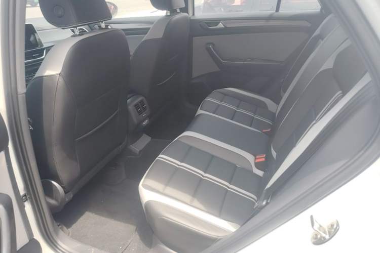Used Volkswagen T-ROC 2023 300TSI DSG Two-Wheel-Drive Chen Guang Edition Left Rear Seat