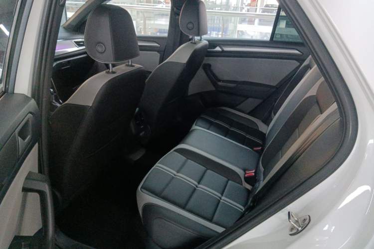 Used Volkswagen T-ROC 2023 300TSI DSG Two-Wheel-Drive Chen Guang Edition Left Rear Seat