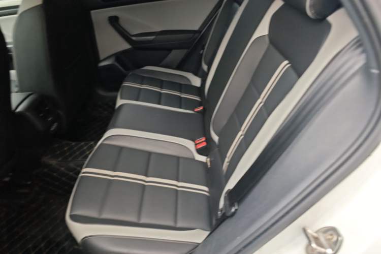 Used Volkswagen T-ROC 2023 300TSI DSG Two-Wheel-Drive Chen Guang Edition Left Rear Seat