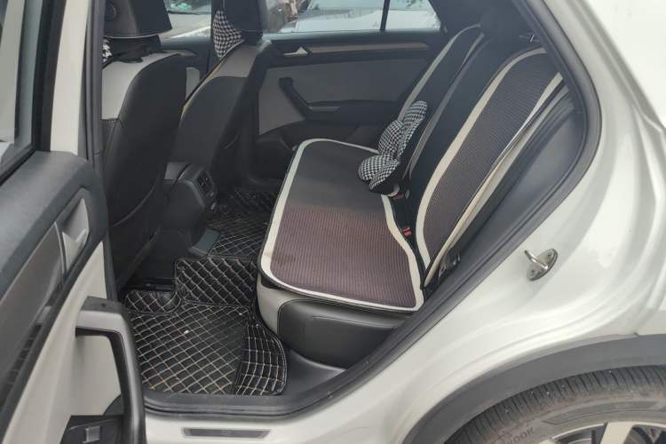 Used Volkswagen T-ROC 2023 300TSI DSG Two-Wheel-Drive Chen Guang Edition Left Rear Seat