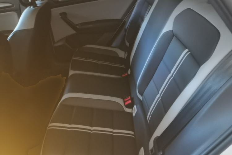 Used Volkswagen T-ROC 2023 300TSI DSG Two-Wheel-Drive Chen Guang Edition Left Rear Seat