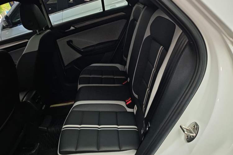 Used Volkswagen T-ROC 2023 300TSI DSG Two-Wheel-Drive Chen Guang Edition Left Rear Seat