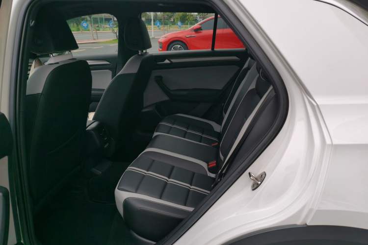 Used Volkswagen T-ROC 2023 300TSI DSG Two-Wheel-Drive Chen Guang Edition Left Rear Seat