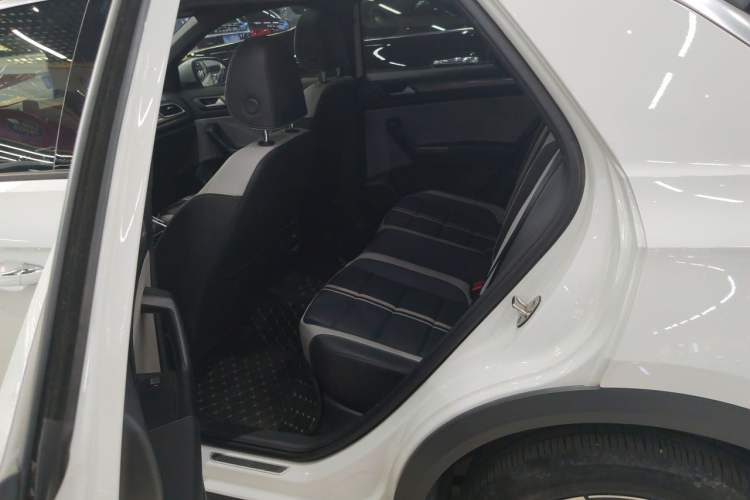 Used Volkswagen T-ROC 2023 300TSI DSG Two-Wheel-Drive Chen Guang Edition Left Rear Seat