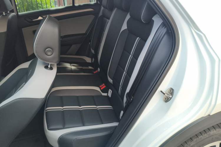 Used Volkswagen T-ROC 2023 300TSI DSG Two-Wheel-Drive Chen Guang Edition Left Rear Seat