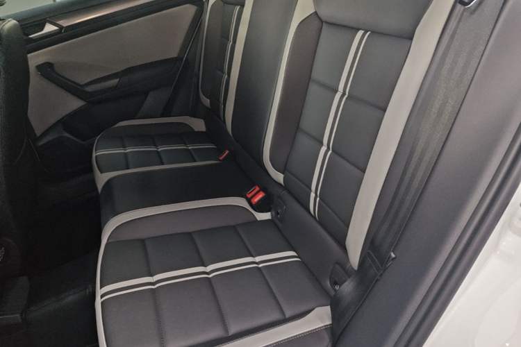 Used Volkswagen T-ROC 2023 300TSI DSG Two-Wheel-Drive Chen Guang Edition Left Rear Seat