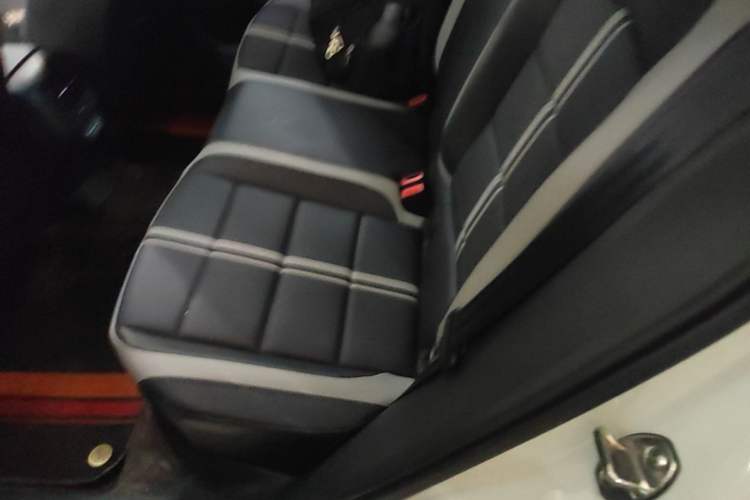 Used Volkswagen T-ROC 2023 300TSI DSG Two-Wheel-Drive Chen Guang Edition Left Rear Seat
