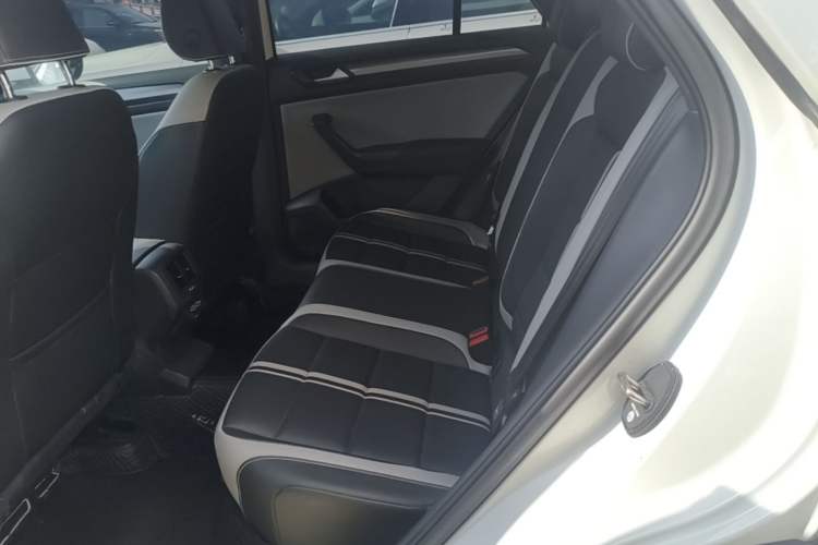 Used Volkswagen T-ROC 2023 300TSI DSG Two-Wheel-Drive Chen Guang Edition Left Rear Seat