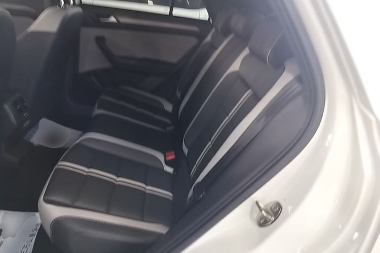 Used Volkswagen T-ROC 2023 300TSI DSG Two-Wheel-Drive Chen Guang Edition Left Rear Seat