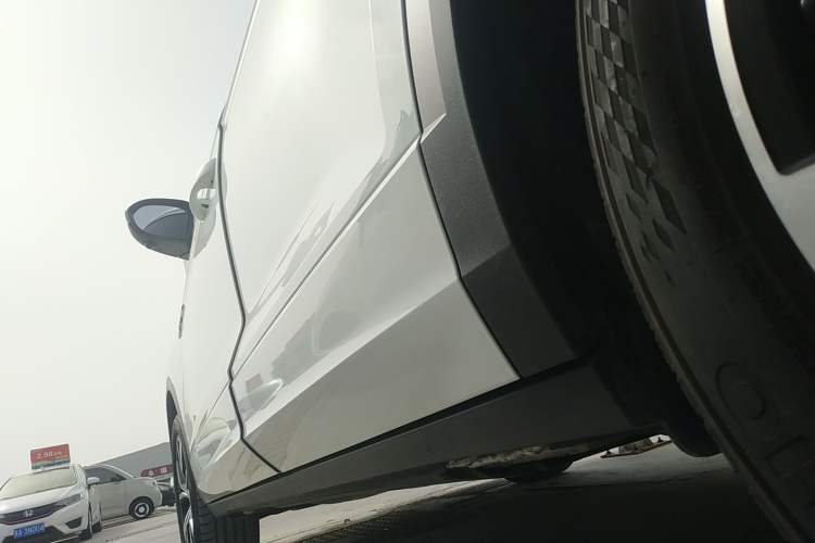 Used Volkswagen T-ROC 2023 300TSI DSG Two-Wheel-Drive Chen Guang Edition Left Side Sill