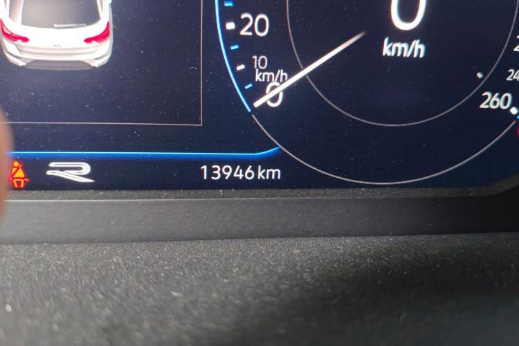 Used Volkswagen T-ROC 2023 300TSI DSG Two-Wheel-Drive Chen Guang Edition Odometer Close Up