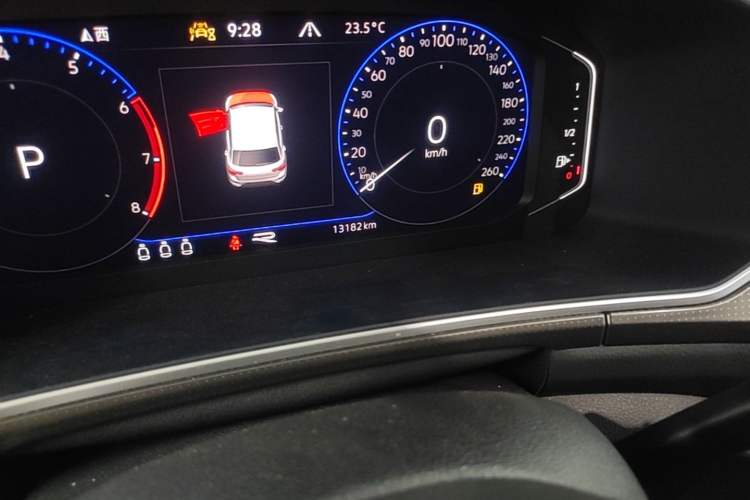 Used Volkswagen T-ROC 2023 300TSI DSG Two-Wheel-Drive Chen Guang Edition Odometer Close Up
