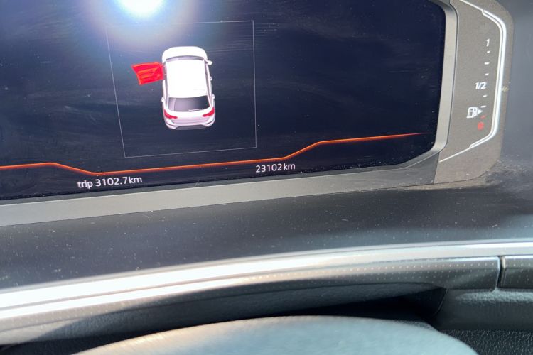 Used Volkswagen T-ROC 2023 300TSI DSG Two-Wheel-Drive Chen Guang Edition Odometer Close Up
