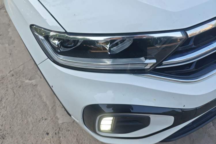 Used Volkswagen T-ROC 2023 300TSI DSG Two-Wheel-Drive Chen Guang Edition Right Front Headlight